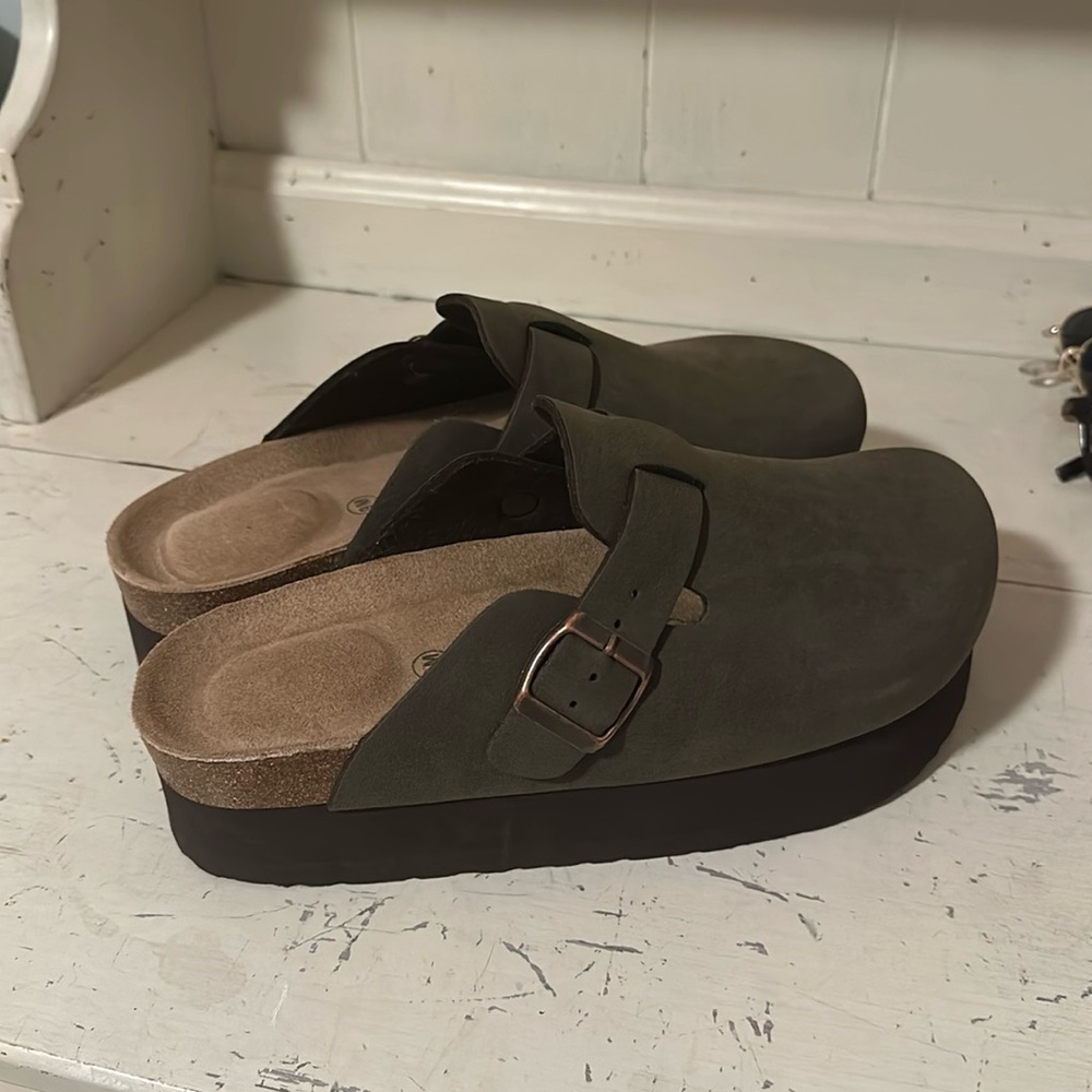 Women’s Cushionaire Platform Clogs